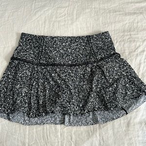 Lululemon Lost In Pace Skirt Daisy Dust Alpine White Black/Black size 6